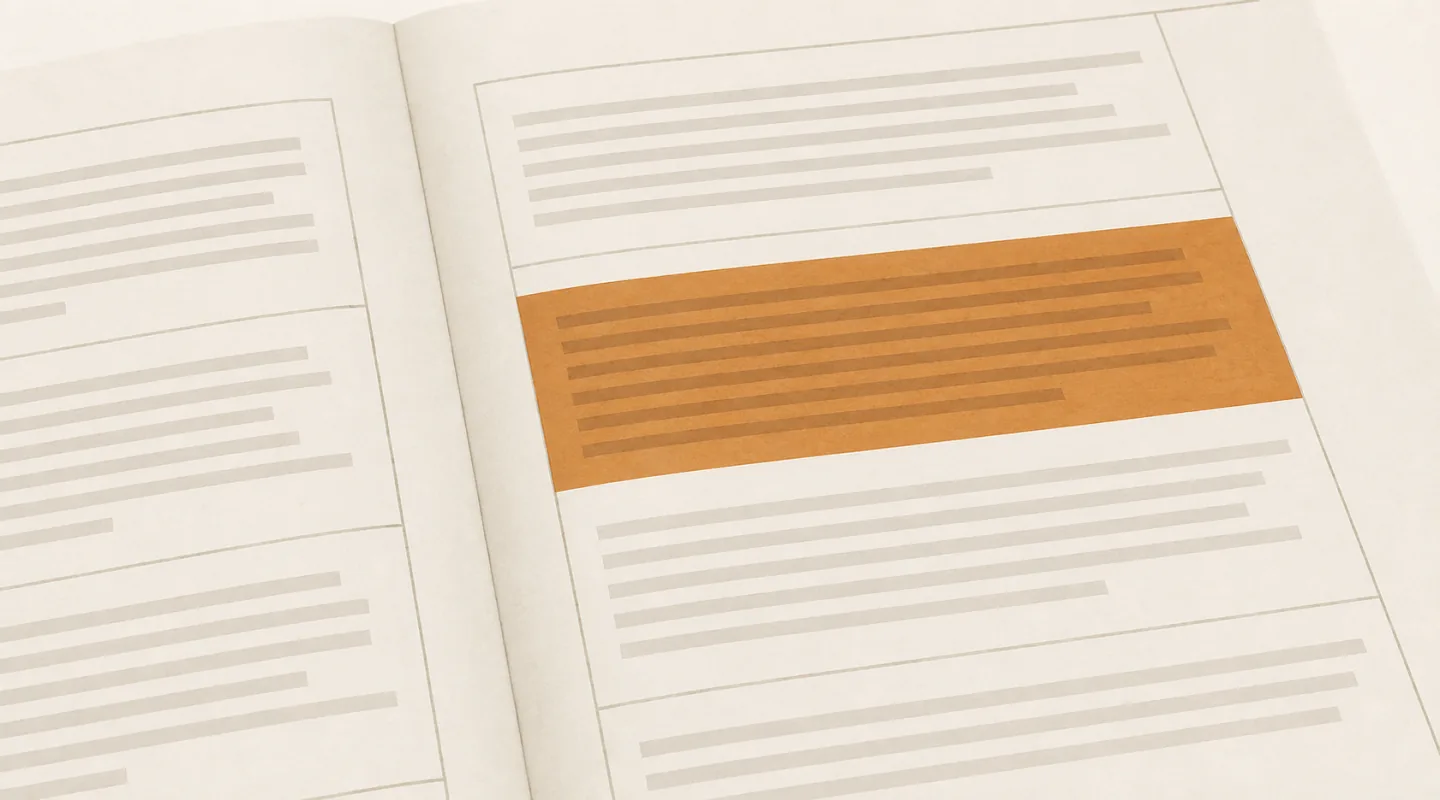 Illustration : une double page de contrat aux paragraphes estompés, un seul bloc de clauses surligné d’un bandeau ocre