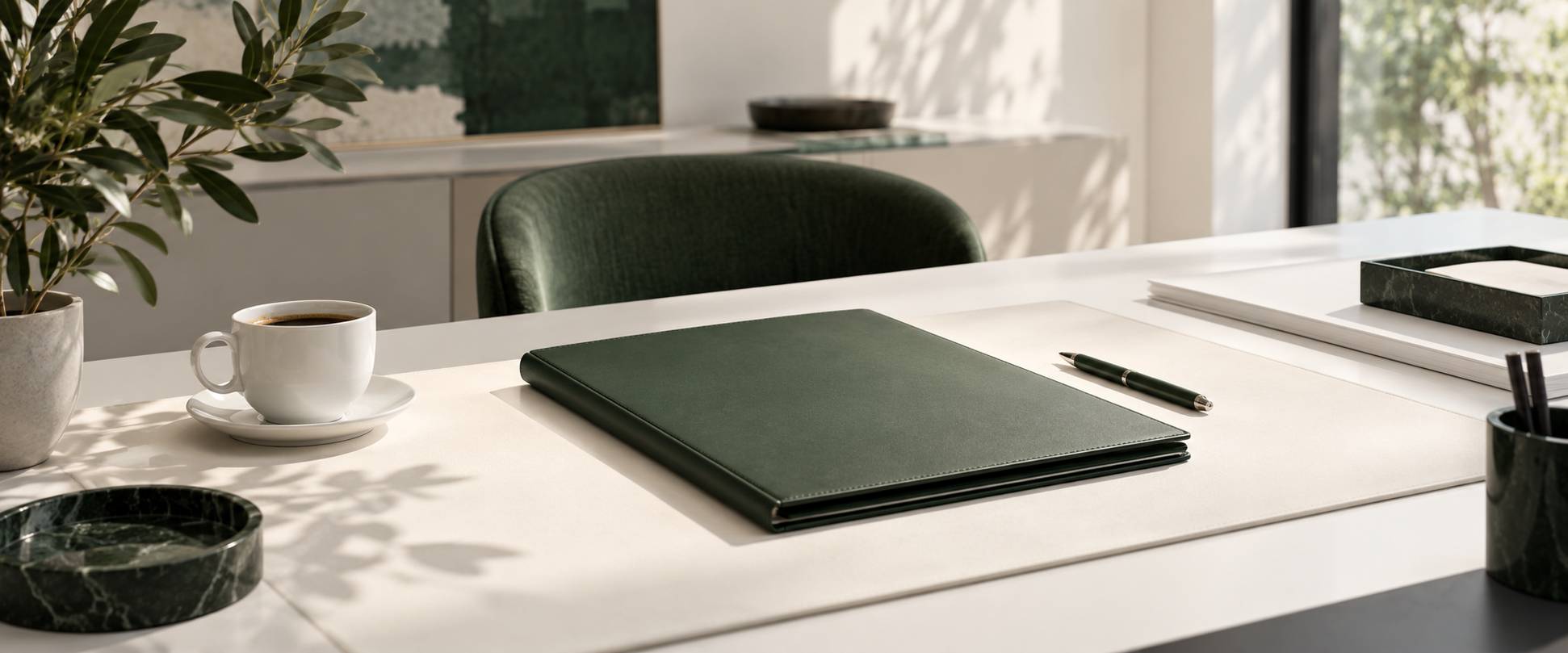 Parapheur fermé et stylo posés sur un sous-main de bureau