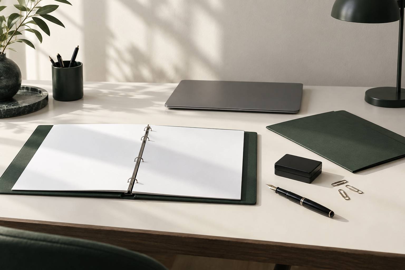 Parapheur aux pages vierges, stylo et tampon encreur sur un bureau